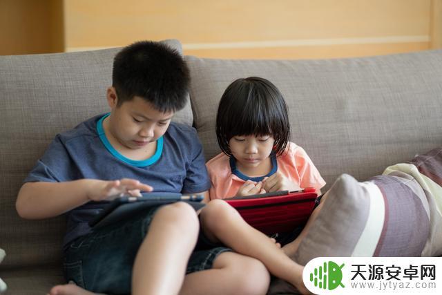 男童爱玩手机怎么教育(男童爱玩手机怎么教育他)