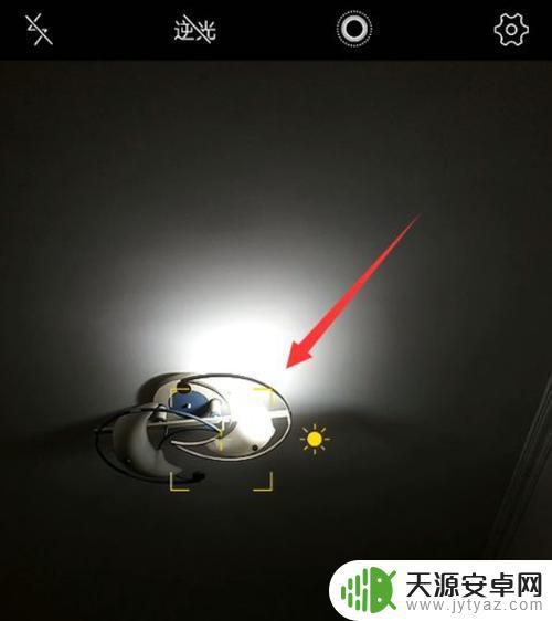 拍照怎么开手机灯光(拍照怎么开手机灯光功能)