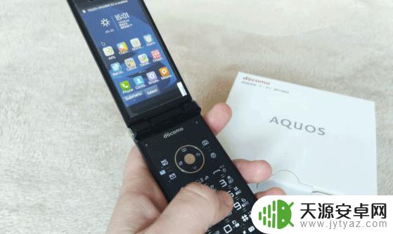 日本人把安卓手机做成了翻盖的，而且你100多元就能买到