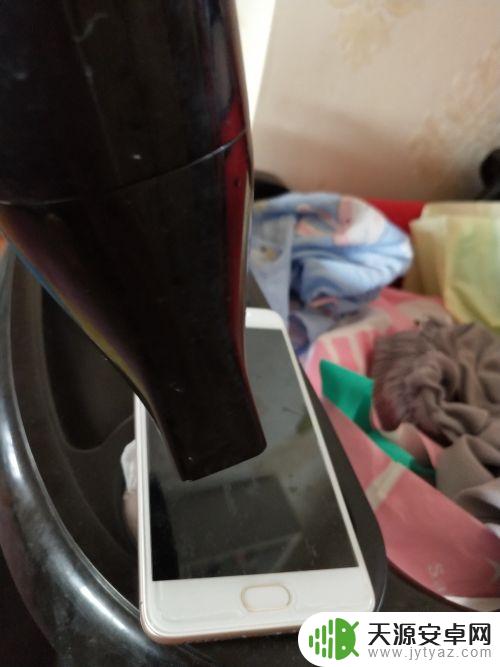 手机进水一直重启循环开不了机 手机受潮进水后不停重启怎么办