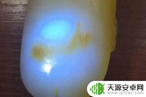 琥珀用手机灯光鉴别真假 用手机灯光鉴别琥珀的注意事项