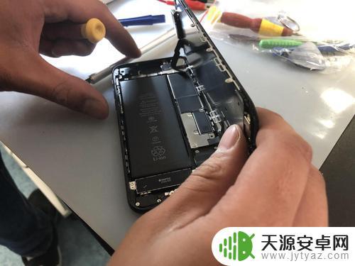 手机更换电池胶如何清理 如何正确处理更换iPhone电池时拉断的电池胶带