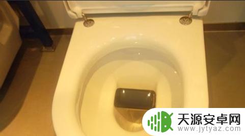 手机掉进茅厕怎么办 手机掉进厕所里怎么救
