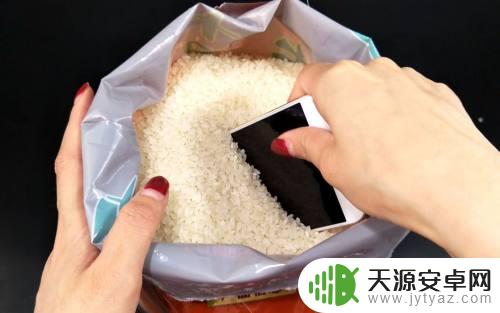 手机掉进茅厕怎么办 手机掉进厕所里怎么救