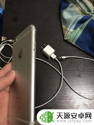 插上耳机手机不受控制怎么解决 手机插上耳机后音量无法调节