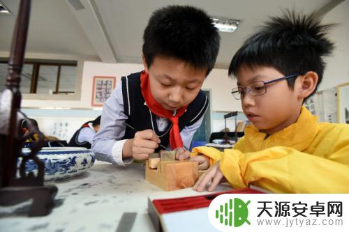 小孩玩手机怎么教学 如何教育孩子合理使用手机