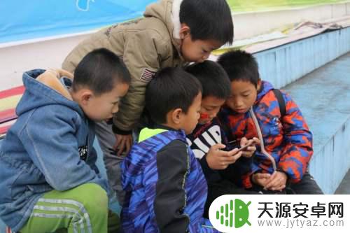 小孩玩手机怎么教学 如何教育孩子合理使用手机