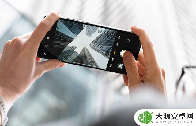 8月值得购买的3款性价比超高的手机，512GB内存让你体验旗舰级别的性能