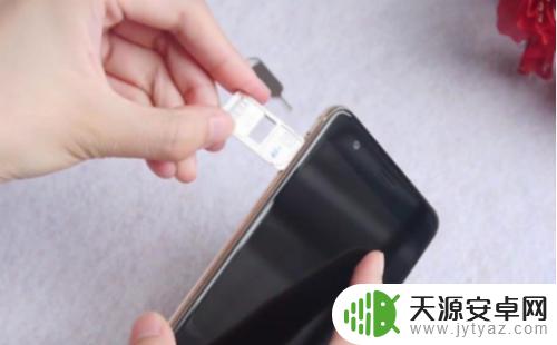 如何更换手机卡 手机换卡的步骤