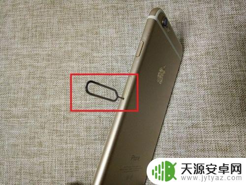 苹果手机信号接口怎么安装 iPhone苹果手机如何插SIM卡