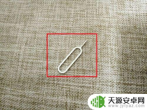 苹果手机信号接口怎么安装 iPhone苹果手机如何插SIM卡