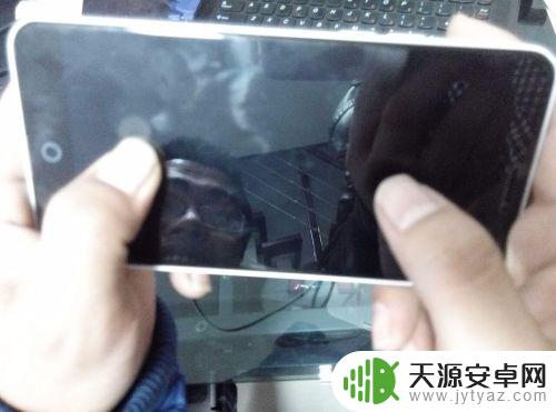 手机换膜操作流程视频 如何轻松更换手机玻璃膜