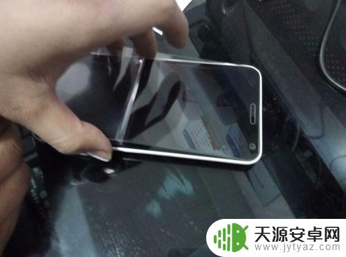 手机换膜操作流程视频 如何轻松更换手机玻璃膜