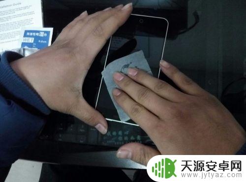 手机换膜操作流程视频 如何轻松更换手机玻璃膜