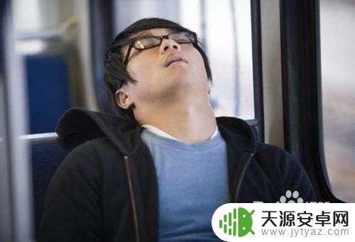 坐车玩手机为什么会头晕恶心 如何快速解除晕车的眩晕感