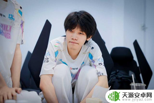 ELK直播揭秘:BIN闪电五连腿踹ON系玩笑?其实只是在喊ON吃饭