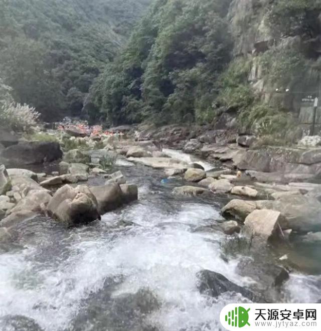游客手机被捞出水后索要1500元未果,最终将手机扔回水中,可能面临的法律后果是什么?法律专家解读→