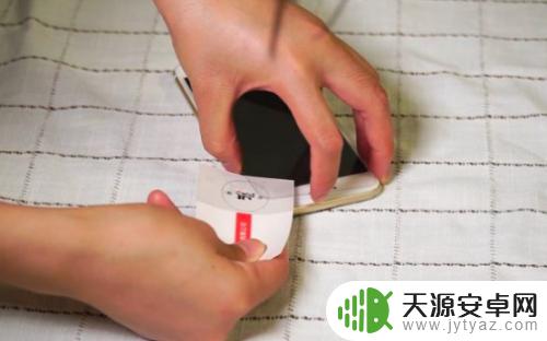 新手机上面自带的膜怎么撕 手机自带膜怎么去掉