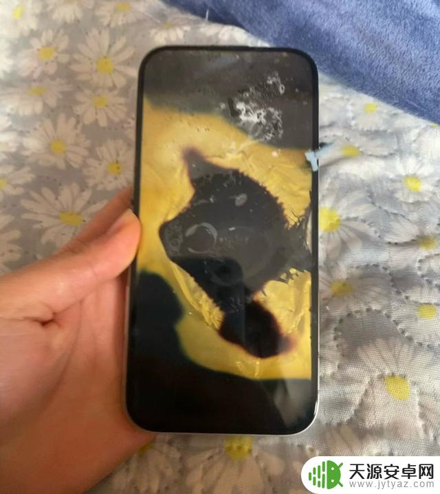 河北女生称刚购买10天的iPhone16突然自燃，已向客服求助，保证未使用磁吸充电器