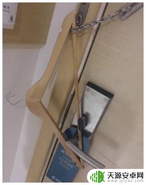 在酒店怎么用衣架防锁门 酒店门怎么反锁