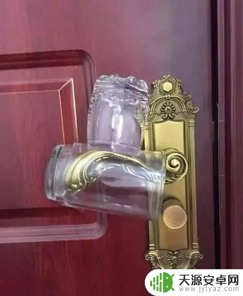 在酒店怎么用衣架防锁门 酒店门怎么反锁