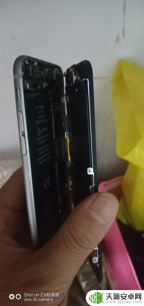 手机灯光不亮是怎么回事 手机屏幕不亮但触摸功能正常
