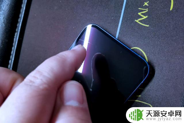 苹果手机12怎样自己贴膜呢 朋友iPhone 12没贴膜惨痛经历