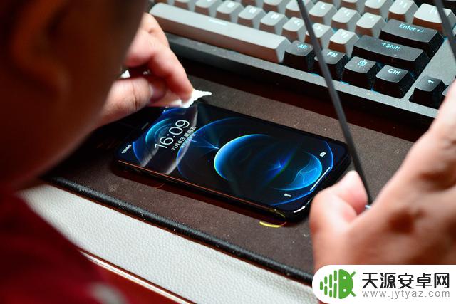 苹果手机12怎样自己贴膜呢 朋友iPhone 12没贴膜惨痛经历