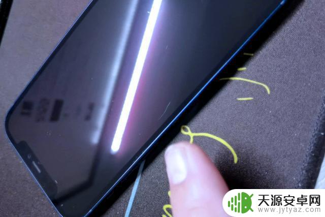 苹果手机12怎样自己贴膜呢 朋友iPhone 12没贴膜惨痛经历