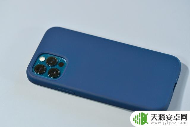 苹果手机12怎样自己贴膜呢 朋友iPhone 12没贴膜惨痛经历