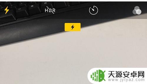 苹果手机怎么开常亮灯拍照 苹果手机拍照为什么会一直开灯