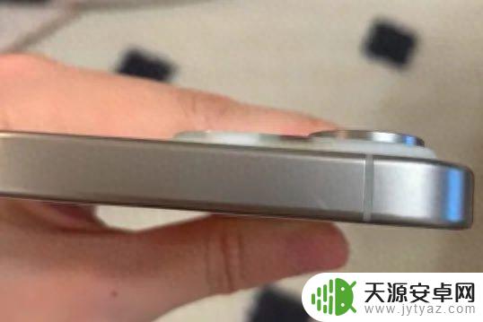 刮痕、掉漆、镜头进灰……iPhone 15被指品控翻车，有消费者无奈：姑且睁一只眼闭一只眼！苹果回应