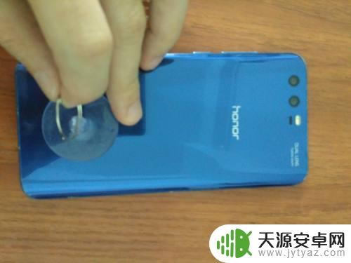 手机后壳鼓包怎么办 华为手机后壳起泡