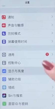 手机显示变成灰色怎么调回来 手机屏幕变灰色后怎么调整回正常显示