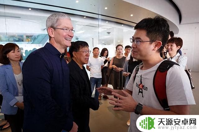 iPhone15严重滞销？库克急了，连忙讨好中国：95%产品在中国生产