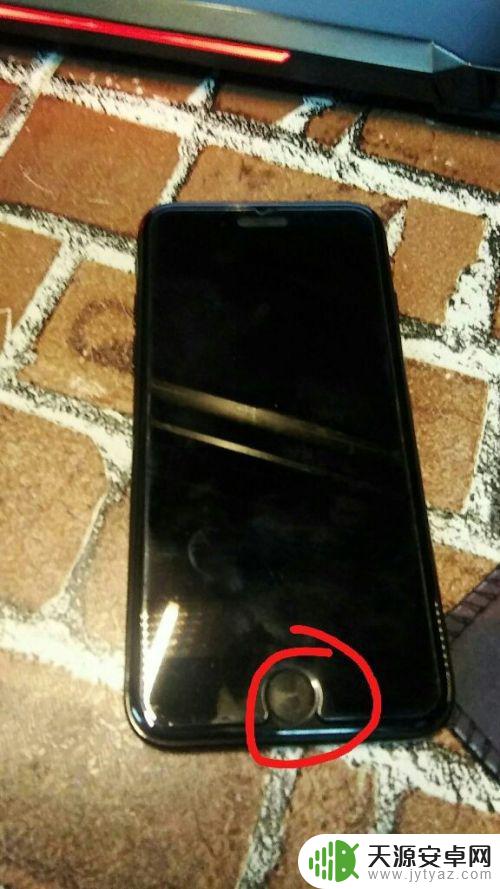 苹果手机黑屏了怎么办 手机黑屏无法打开但屏幕亮怎么解决