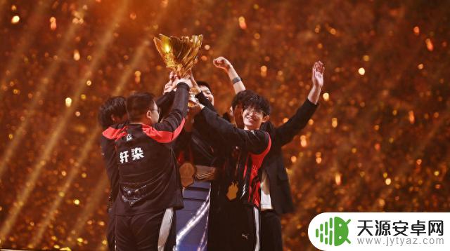 成都高新区电竞俱乐部在蓉举办的王者荣耀世界冠军杯中夺冠