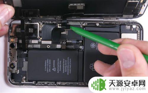 苹果手机电池在哪个位置 iPhone X自己换电池教程